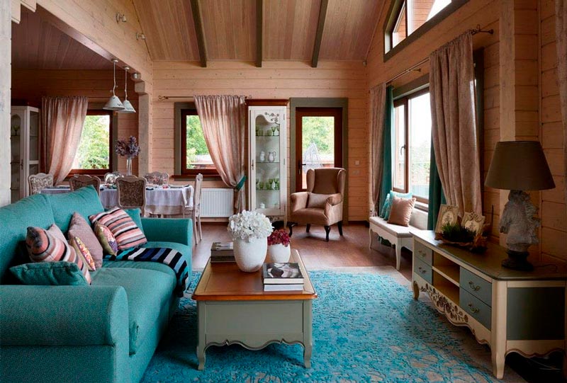 Интерьер гостиной в деревянном доме в стиле прованс